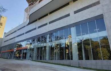 Imagem: O depósito possui 5 Vagas na garagem, 928m² de Área e está