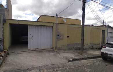 Imagem: A casa possui 5 Dormitórios, 1 Banheiro, 4 Vagas na garagem