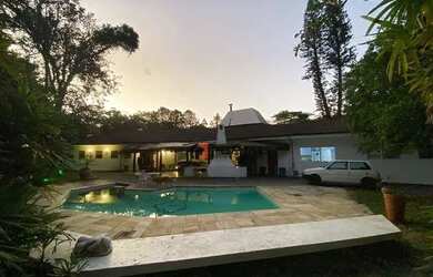 Imagem: A casa em condomínio possui 5 Dormitórios, 5 Banheiros, 5