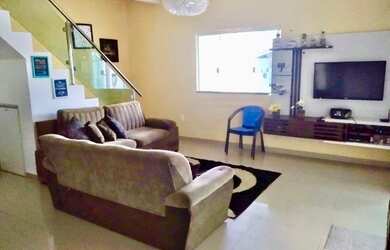 Imagem: A casa possui 2 Dormitórios, 2 Banheiros e 2 Vagas na garagem