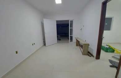 Imagem: A casa possui 3 Dormitórios, 2 Banheiros, 2 Vagas na garagem