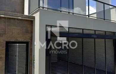 Imagem: A casa possui 3 Dormitórios, 2 Banheiros, 2 Vagas na garagem