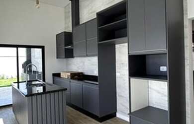 Imagem: A casa em condomínio possui 3 Dormitórios, 2 Banheiros, 4