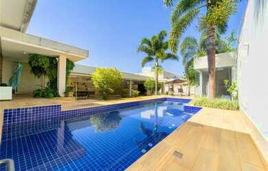 Imagem: A casa possui 4 Dormitórios, 5 Banheiros, 5 Vagas na garagem