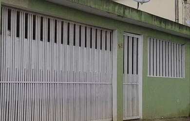 Imagem: A casa possui 3 Dormitórios, 2 Banheiros, 2 Vagas na garagem