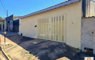 Imagem: A casa possui 3 Dormitórios, 2 Banheiros, 3 Vagas na garagem