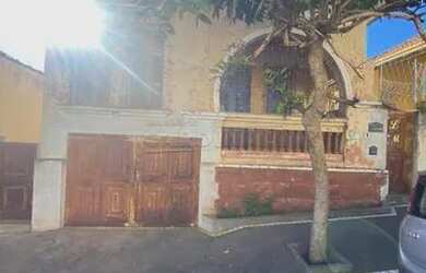 Imagem: A casa possui 3 Dormitórios, 3 Banheiros, 1 Vaga na garagem