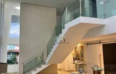 Imagem: A casa em condomínio possui 4 Dormitórios, 5 Banheiros e 493m²