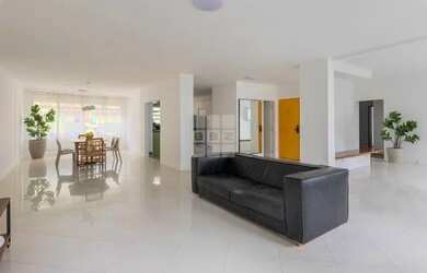 Imagem: O apartamento possui 4 Dormitórios, 2 Banheiros, 238m² de