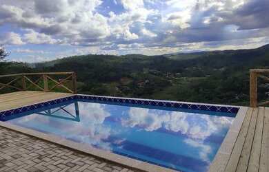 Imagem: A casa possui 3 Dormitórios, 5 Vagas na garagem e está localizado