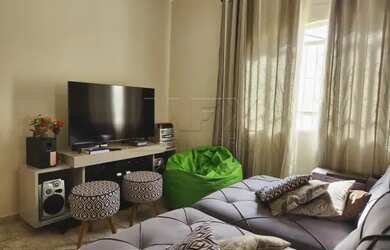 Imagem: A casa possui 3 Dormitórios, 2 Banheiros, 2 Vagas na garagem