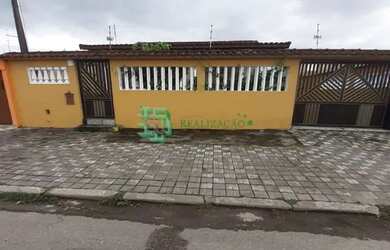 Imagem: A casa possui 3 Dormitórios, 2 Banheiros, 5 Vagas na garagem