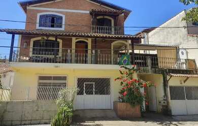 Imagem: A casa possui 4 Dormitórios, 5 Banheiros, 2 Vagas na garagem