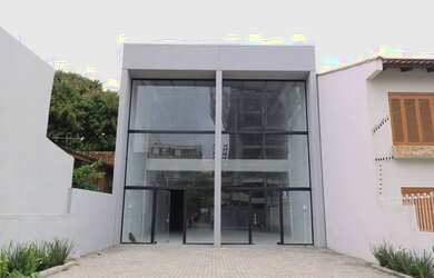 Imagem: O depósito possui 4 Vagas na garagem, 142m² de Área e está