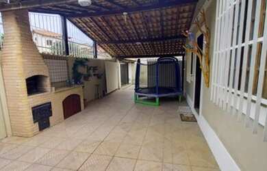 Imagem: A casa possui 2 Dormitórios, 2 Banheiros, 2 Vagas na garagem