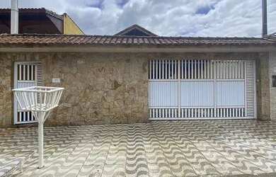 Imagem: A casa possui 4 Dormitórios, 3 Banheiros, 3 Vagas na garagem