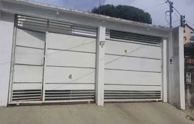 Imagem: A casa possui 3 Dormitórios, 2 Banheiros, 2 Vagas na garagem