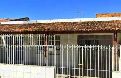 Imagem: A casa possui 5 Dormitórios, 2 Banheiros, 2 Vagas na garagem