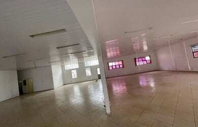 Imagem: O depósito possui 5 Vagas na garagem, 900m² de Área e está