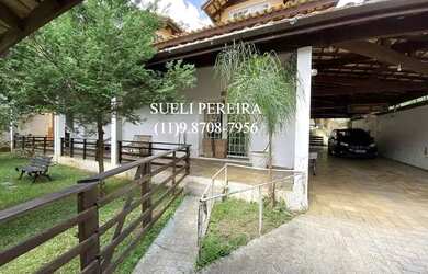 Imagem: A casa possui 4 Dormitórios, 5 Banheiros, 4 Vagas na garagem