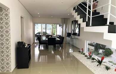 Imagem: A casa possui 4 Dormitórios, 5 Banheiros, 4 Vagas na garagem