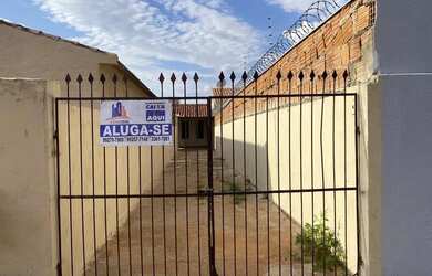 Imagem: A casa possui 2 Dormitórios, 1 Banheiro, 300m² de Área e