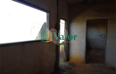 Imagem: A casa possui 4 Dormitórios, 2 Banheiros, 4 Vagas na garagem