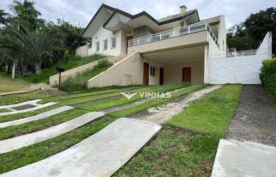 Imagem: A casa possui 5 Dormitórios, 5 Banheiros, 4 Vagas na garagem