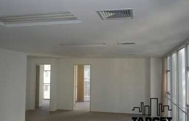 Imagem: O depósito possui 5 Vagas na garagem, 662m² de Área e está