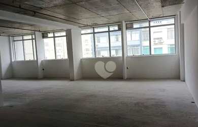 Imagem: O depósito possui 4 Vagas na garagem, 111m² de Área e está