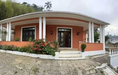 Imagem: A casa possui 2 Dormitórios, 1 Banheiro, 1 Vaga na garagem