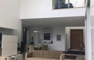 Imagem: A casa possui 4 Dormitórios, 5 Banheiros, 2 Vagas na garagem