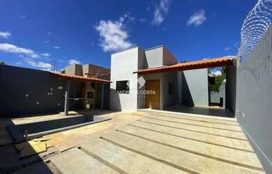 Imagem: A casa possui 3 Dormitórios, 2 Banheiros, 3 Vagas na garagem