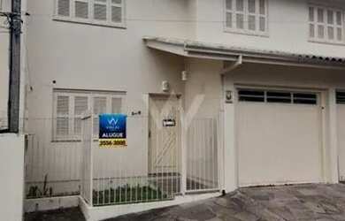 Imagem: A casa possui 3 Dormitórios, 2 Banheiros, 1 Vaga na garagem