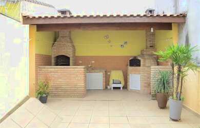 Imagem: A casa possui 4 Dormitórios, 4 Banheiros, 4 Vagas na garagem