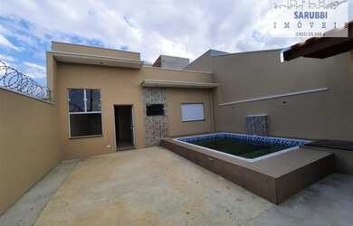 Imagem: A casa possui 2 Dormitórios, 1 Banheiro, 2 Vagas na garagem