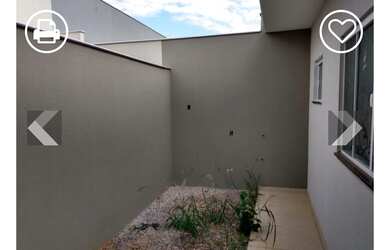 Imagem: A casa possui 3 Dormitórios, 2 Banheiros, 2 Vagas na garagem