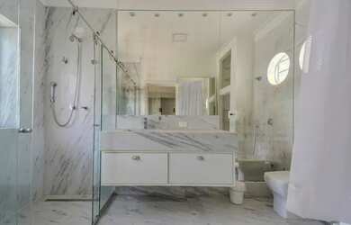 Imagem: A casa possui 4 Dormitórios, 5 Banheiros, 4 Vagas na garagem