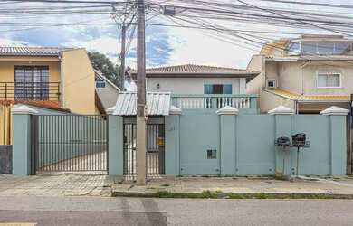 Imagem: A casa possui 3 Dormitórios, 3 Banheiros, 4 Vagas na garagem