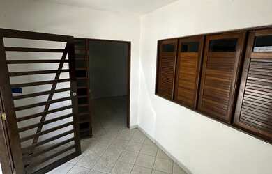 Imagem: A casa possui 2 Dormitórios e 1 Banheiro e está localizado