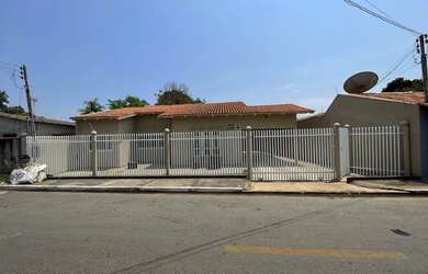 Imagem: A casa possui 3 Dormitórios, 1 Banheiro, 3 Vagas na garagem