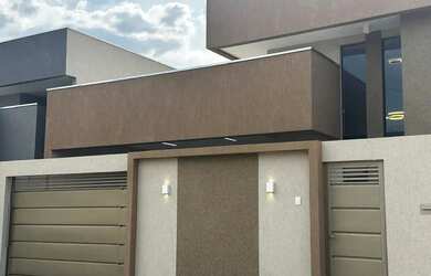 Imagem: A casa possui 3 Dormitórios, 3 Banheiros, 2 Vagas na garagem