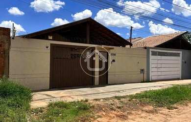 Imagem: A casa possui 2 Dormitórios, 2 Banheiros, 2 Vagas na garagem