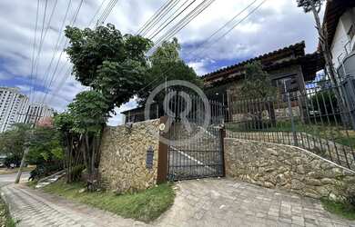 Imagem: A casa possui 4 Dormitórios, 5 Banheiros, 3 Vagas na garagem