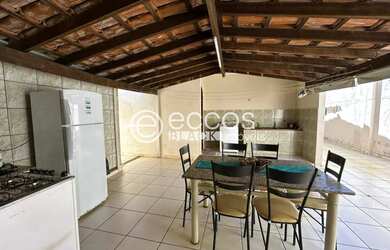 Imagem: A casa possui 3 Dormitórios, 3 Banheiros, 3 Vagas na garagem