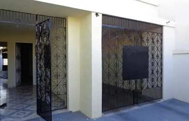 Imagem: A casa possui 3 Dormitórios, 1 Banheiro, 2 Vagas na garagem