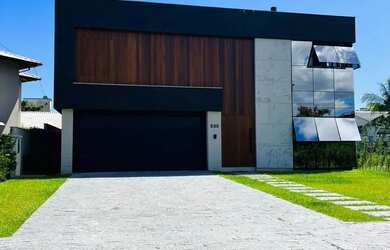 Imagem: A casa possui 4 Dormitórios, 5 Banheiros, 3 Vagas na garagem