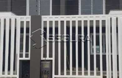 Imagem: A casa possui 3 Dormitórios, 1 Banheiro, 2 Vagas na garagem