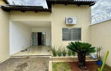 Imagem: A casa possui 3 Dormitórios, 1 Banheiro, 1 Vaga na garagem