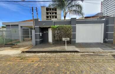 Imagem: A casa possui 3 Dormitórios, 3 Banheiros, 2 Vagas na garagem